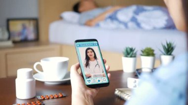 Hastanın akrabaları video konferansı kullanır, mobil uygulama üzerinden doktorla çevrimiçi danışmanlık yapar, doktorlara hastalıkları, video yoluyla ilaç tedavilerini sorarlar. Teletıp, Teletıp ve internet hastanesi