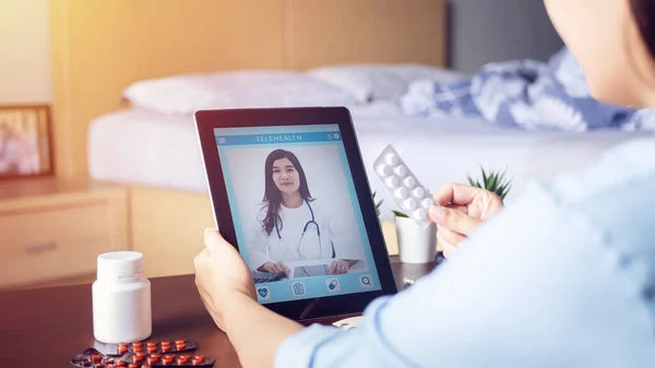 Mulher Doente Usar Videoconferência Fazer Consulta Line Com Médico Tablet — Fotografia de Stock