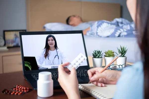 Los Familiares Del Paciente Usan Videoconferencia Hacen Consultas Línea Con —  Fotos de Stock