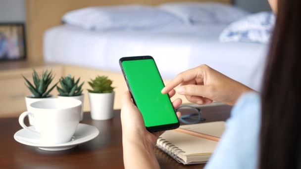 Fechar Mão Mulher Segurando Telefone Inteligente Móvel Com Tela Verde — Vídeo de Stock