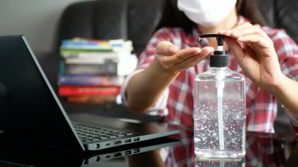 Pessoas Lavando Mão Por Mão Desinfetante Álcool Gel Para Limpeza — Vídeo de Stock