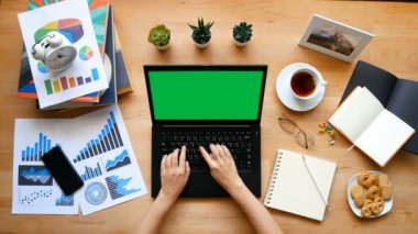 4 bin. Evden çalışıyorum. Klavyede yazan insanlar COVID-19 Coronavirus salgınının yayılmasını önlemek için ev karantinası sırasında krom anahtar yeşil ekranlı dizüstü bilgisayarla çalışıyorlar..