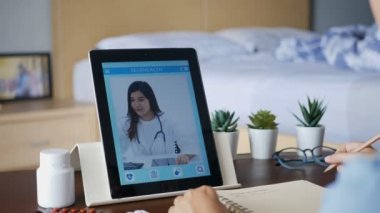 4 bin. Hasta kadın video konferansı yapıyor, tablet aracılığıyla doktorla çevrimiçi istişare yapıyor, hastaya video aracılığıyla hastalık ve ilaç hakkında sorular soruyor. Teletıp, Teletıp ve internet hastanesi