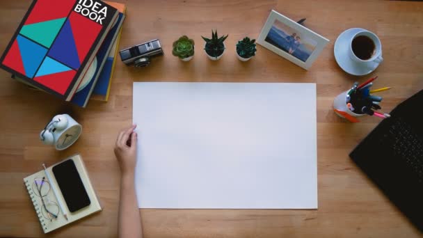 创造性职业的循环手翻在空白草图纸堆上在工作台右边 每页上都有延迟 顶部视图 — 图库视频影像