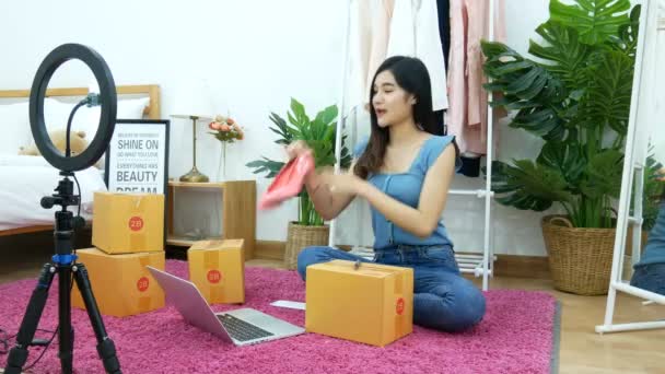 Aziatische Vrouw Live Streaming Voor Verkoop Van Schoenen Mode Accessoires — Stockvideo