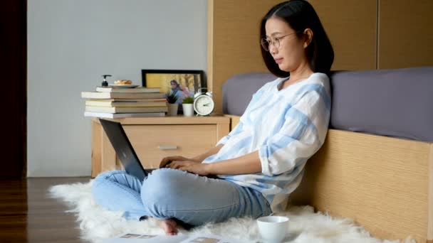 Arbeit Von Hause Aus Frau Tippt Auf Tastatur Arbeitet Mit — Stockvideo