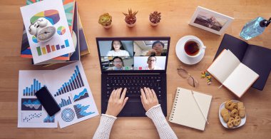Evden çalışıyorum. İnsanlar COVID-19 Coronavirus salgınının yayılmasını önlemek için laptoptaki bilgisayar aracılığıyla çoklu iş arkadaşlarıyla video konferansı yapıyorlar. Sosyal uzaklık