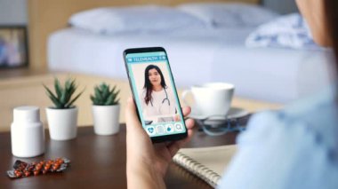 4 bin. Hasta karantina hastası uzaktan Vdo konferansı kullanıyor, doktorla gezici uygulamalar üzerinde danışmanlık yapıyor, video aracılığıyla ilaç alıyor. Teletıp, Teletıp ve internet hastanesi