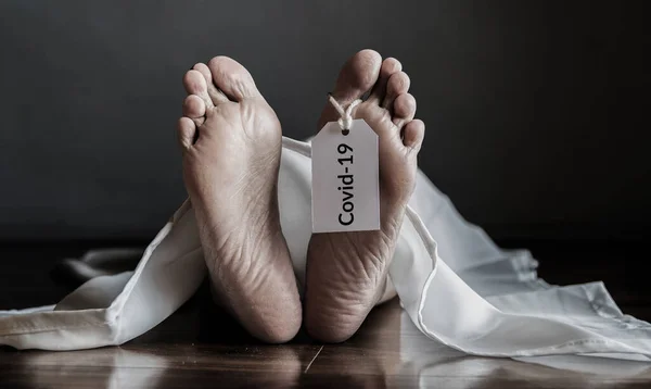 Мертве Тіло Висить Тег Ковід Літні Люди Коронавірусною Інфікованою Смертю — стокове фото