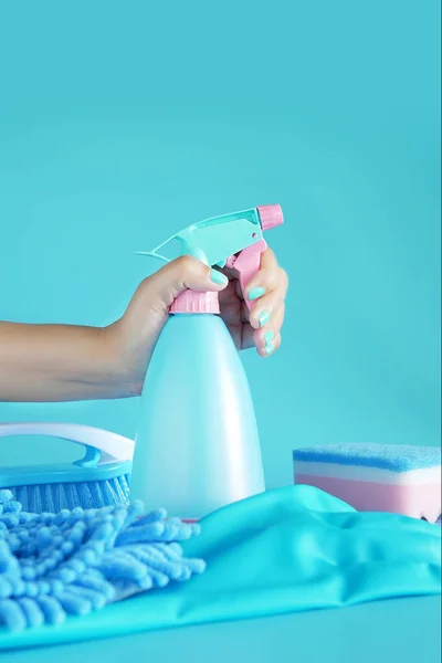 Detergente Plástico Azul Botella Aislado Sobre Fondo Azul Con Herramientas — Foto de Stock