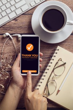 İnsanlar çevrimiçi ödeme yapıyorlar, ekranda ödeme başarısı gösteriyorlar ve akıllı telefondan alışveriş yapmaya devam ediyorlar. Çevrimiçi alışveriş sırasında akıllı telefondan başvuru üzerinden ödeme işlemi yapmak. çevrimiçi bankacılık