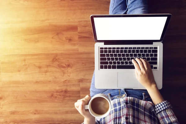 Mujer Que Trabaja Con Ordenador Portátil Portátil Portátil Utilizando Dedo — Foto de Stock