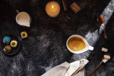 Kahve, süt, şeker ve şeker.