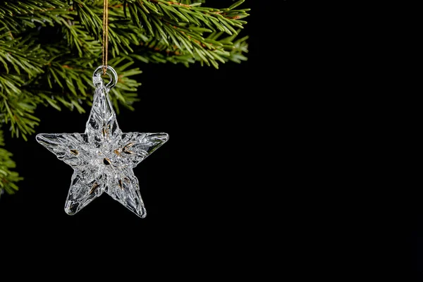 Weihnachtsbaum Und Weihnachtsdekoration Auf Schwarzem Hintergrund — Stockfoto