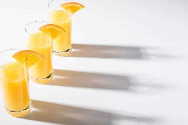 Meyve dilimli citrus suyu.