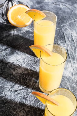 Meyve dilimli citrus suyu.