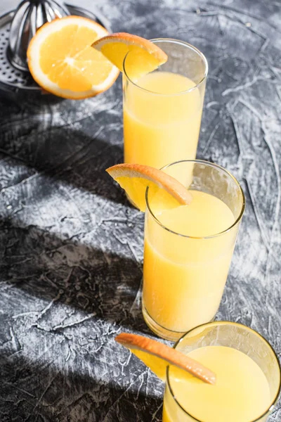 柑橘类果汁加水果片 — 图库照片