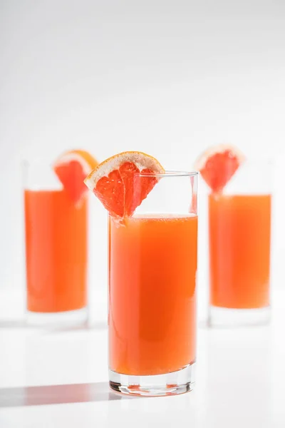 Jugo Cítricos Con Rodajas Frutas —  Fotos de Stock