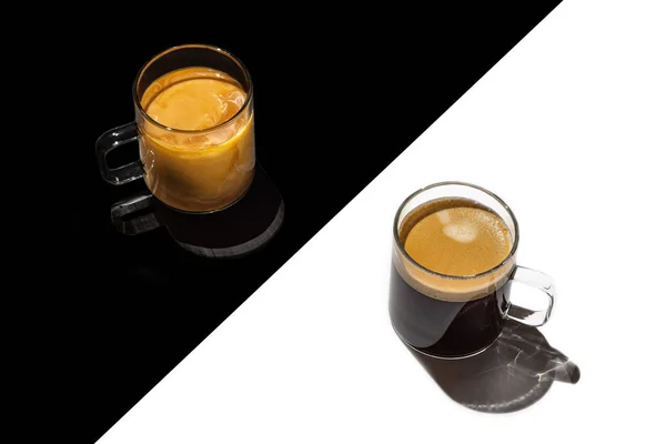 Tasse Kaffee Und Bohnen Herzform Und Hörfrequenz Auf Weißem Hintergrund — Stockfoto