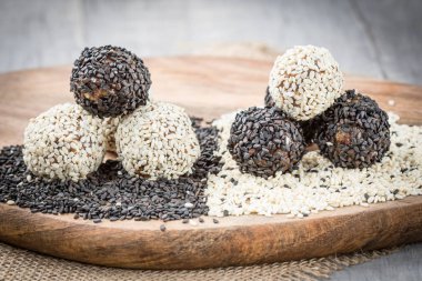 Enerji protein topları ve sağlıklı malzemeler. Kurutulmuş kayısı, hurma, erik, badem, kuru üzüm, ceviz, kakao tozu kaplı ayçekirdeği, susam, hindistan cevizi gevreği ile ev yapımı.