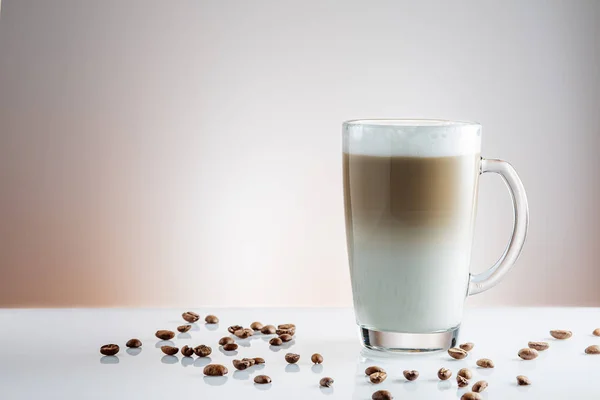 Tasse Kaffee Latte Und Macchiato Und Kaffeebohnen Auf Weißem Hintergrund — Stockfoto