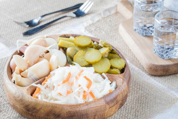 Traditionele Russische Voorgerecht Ingemaakte Kool Met Wortel Komkommers Knoflook Met — Stockfoto