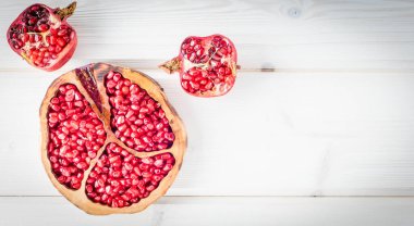 Sicilya kırmızı portakalı ve arkaplanda nar, kopyalama alanı