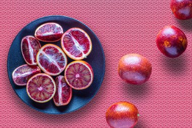 Ahşap zemin üzerinde Sicilya kırmızı portakalları