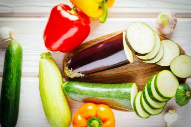 Taze organik sebzeler, tatlı dolma biber, kiraz domatesleri, patlıcan, salatalık, sarımsak, kabak.