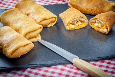 Lahanayla doldurulmuş krep ve ekşi kremayla servis edilmiş haşlanmış yumurta.