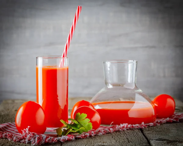 番茄汁和新鲜番茄酱 木制底座 — 图库照片
