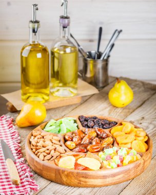 Tahta masada kuru meyve ve fındık. Ahşap bölümde kurumuş meyveler..