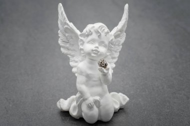 Engel Skulptur auf Stein Doku Hintergrund