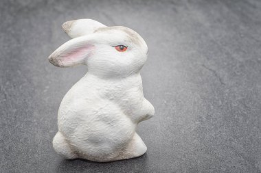 Taş zeminde tavşan heykeli