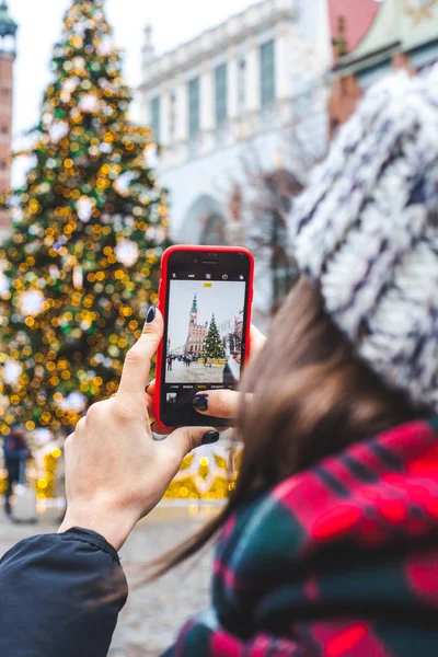 Mutlu yeni yıl havai fişekleri. Gdansk 'ta kış manzarası, gece, Polonya, Avrupa