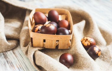 Paskalya yumurtaları masada.