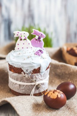 Masada renkli yumurtalar olan Paskalya pastaları.