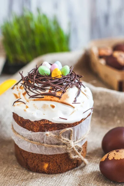 Masada renkli yumurtalar olan Paskalya pastaları.