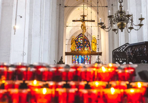 Lviv 'deki kilisede lambalar yanıyor.