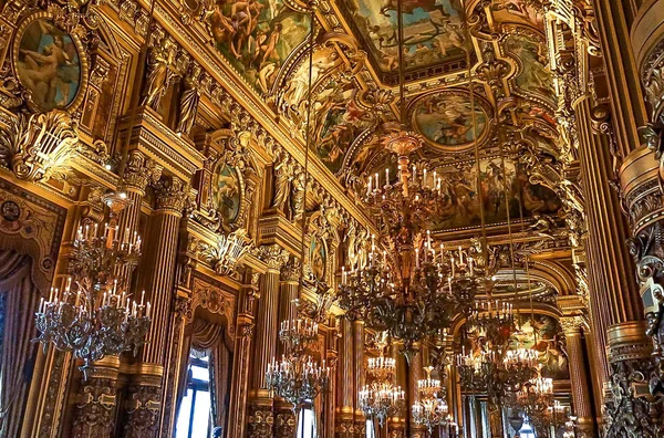 París, Francia - 4 de agosto de 2019: El Palacio Garnier —  Fotos de Stock