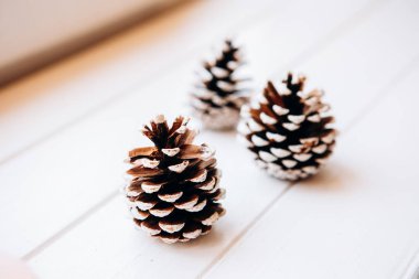 Beyaz bir tahtada üç noel konisi. İç mekan için manzara. Yakın plan. Seçici odak