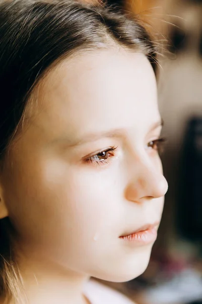 Грустная Девочка Подросток Смотрит Окно Большой Выстрел Tear Cheek — стоковое фото