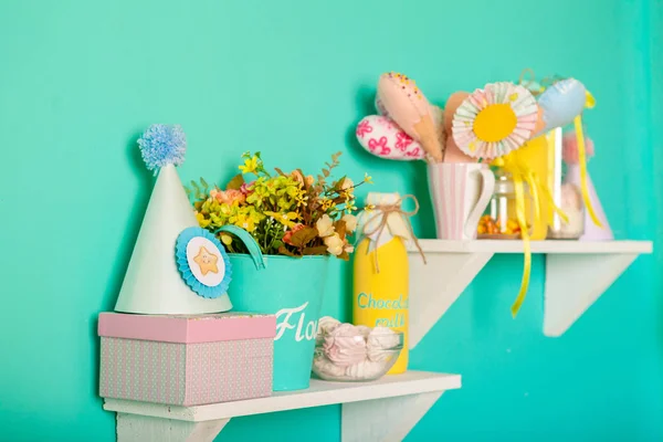 Easter decoration in turquoise and yellow colors. — Stock Photo, Image