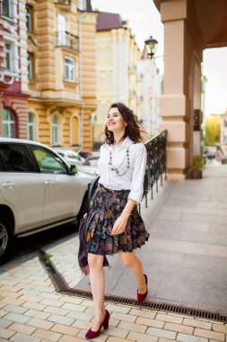 Genç bir kız şehirde dolaşıyor..