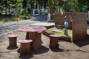Anaokulundaki boş çocuk parkı. Koronavirüs yüzünden karantina. Slaytlı renkli çocuklar açık hava çocuk parkı ekipmanları