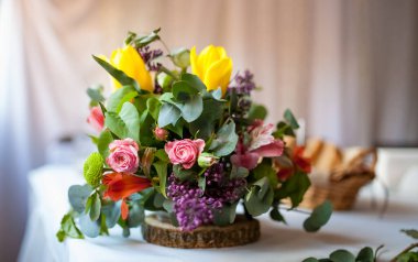 Güllü, okaliptüslü, yeşil çimenli ve ahşap desenli leylak rengi bir düğün buketi. Kırsal Düğün