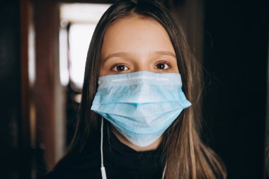 Korunmak için yine maske takan genç bir kız. Yüzeyin derinliği. Metnin için alanı kopyala. Yeni virüs Wuhan Çin konseptinden Covid-19.