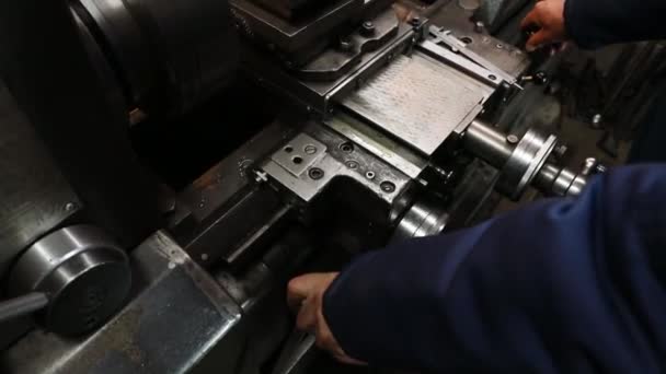 La tour moderne cnc meule la pièce métallique pour le génie mécanique, l'industrie, le travail des métaux 