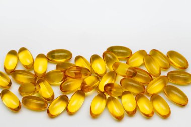 Balık yağı, omega 3, omega 6, omega 9, A vitamini, D vitamini, E vitamini, sağlıklı vitaminler, beyaz arka planda izole edilmiş Omega 3 gibi besin takviyesi içeren kapsülleri kapatın..