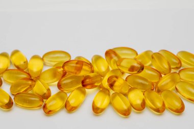 Balık yağı, omega 3, omega 6, omega 9, A vitamini, D vitamini, E vitamini, sağlıklı vitaminler, beyaz arka planda izole edilmiş Omega 3 gibi besin takviyesi içeren kapsülleri kapatın..
